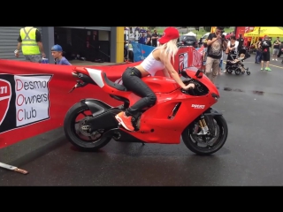video мотофестиваль ducatista riders в сиднее канди позирует в мотоджинсах draggin slix sex