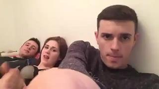 video шлюха на вписке легла с двумя парнями и начала сосать и дрочить има пацаны сняли всё и выложили в sex