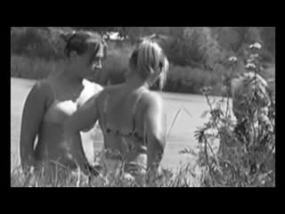 video три женщины наблюдают за мужчиной на пляже sex