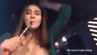 video охуенная девочка танцует голая в клубе подруги в ахуе светит грудью любительское видео на публике жара прилюдно sex