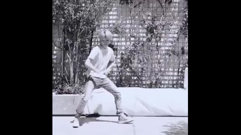 video taeyong dancing to punch in an apron while holding onto a spatula with that expression im crying sex