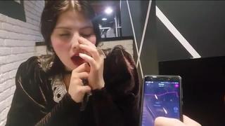 video русская девочка кончает сидя на вибраторе на улице мастурбирует дрочит на уроке в школе села на дилдо фаллос sex