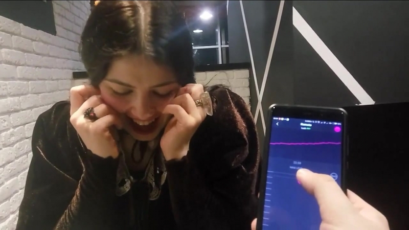 video парень управляет вибратором со своего смартфона sex