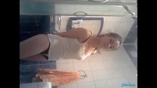 video школьница раздевается в ванне sex