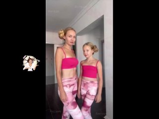video две золотовласки прекрасные мама и доченька мама молодец с детства учит доченьку заботиться о волосах sex
