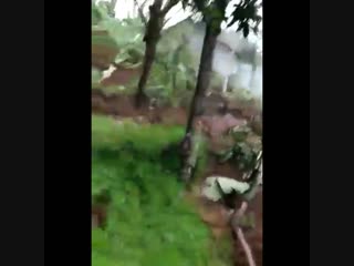video видео схода оползня в деревне лексоно индонезия западная ява 14 декабря sex