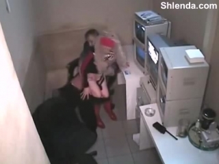 video зрелый мзрослый охранник поймал молодую 18лет школьницу вороу в магазине и отт sex