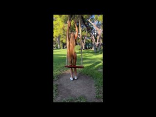 video длинноволосая девушка на качелях sex