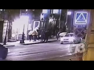 video мужик полез целоваться к лошади и лишился носа sex