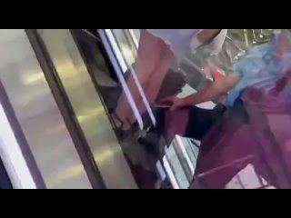 video сотрудник аэропорта шереметьево снимает у пассажирки под юбкой sex
