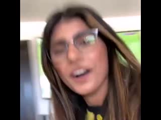 video ебанутая на всю голову миа халифа опустошила стакан пивасика и показала сиськи sex