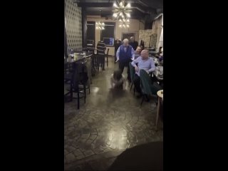 video леди делает червяка и случайно пинает ценные драгоценности своего босса sex