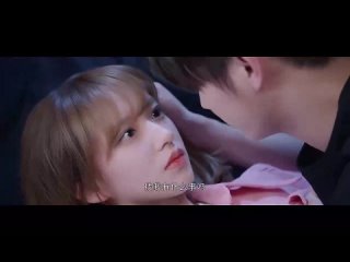 video парень заигрывает с девушкой поцелуями на кровати в комнате sex