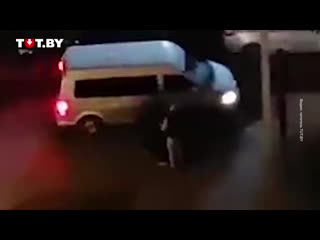video неизвестные уносят романа бондаренко и грузят в микроавтобус вечером sex
