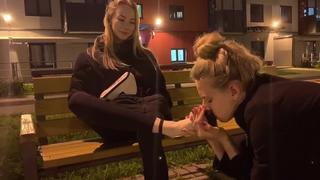 video лижет ножки на улице подруги ж д sex