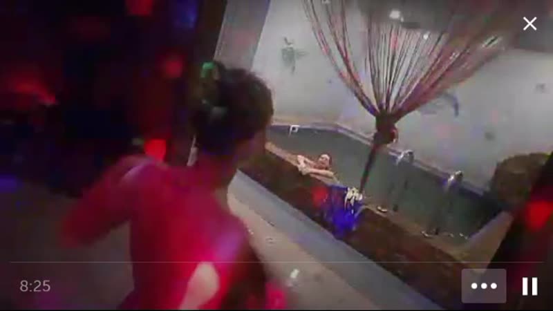 video не раздеваясь показала на камеру фигуру sex