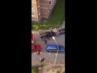video во время пожара в мурино людям пришлось таким образом убирать припаркованное авто чтобы могла проехать пожарная sex