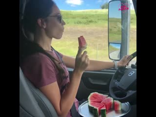 video анка дальнобойщица в сша водилы колеса не меняют но трак таки сломался причем новый хваленое американское качество sex