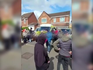video дерби англия англичане бузят против заселения по соседству семей из колоний проклятые молодые sex