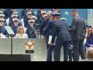 video неугомонный несун свободы и демократии джо на церемонии вручения дипломов в академии ввс сша sex