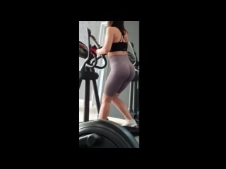 video сексуальная милфа в тренажерном зале виляет сочной жопой milf ass butty gym leggins sex