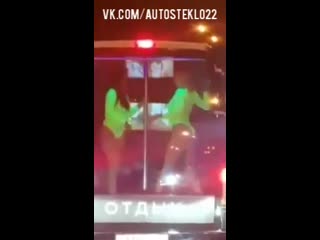 video стриптиз в прозрачном автобусе собрал пробку sex