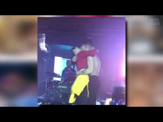 video странное поведение моргенштерна поцелуй на концерте sex