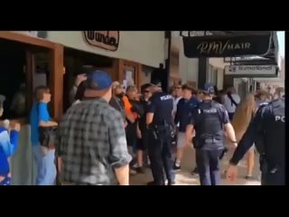 video полицейские австралия встретили сопротивление местного населения sex