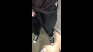 video одноклассница глотает сперму после школы в торговом центре любительский минет на публике sex