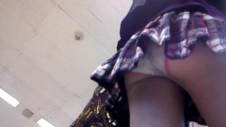 video у школьниц под юбками красивые попки и трусики sex