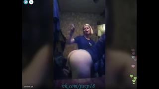 video две сексуальные девушки раздеваются танцуют показывают голые классные сиськи и глотают резиновый член periscope sex