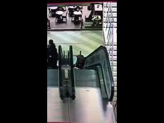 video в столичном торговом центре маленькая девочка с двухлетним братиком в коляске перевернулись на эскалаторе и sex