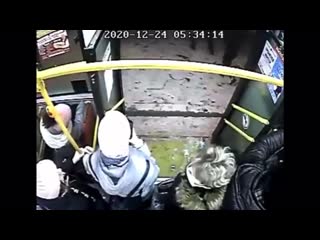 video в хабаровске кондуктор избил пассажира который попытался расплатиться за проезд купюрой с номиналом в пять тысяч sex