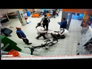 video в калининграде недовольный мужик ударил со спины охранника добавил ногами а потом буквально утащил подальше от sex