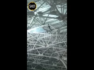 video спасатели готовятся доставать чудака а он пока ломает лампы в аэропорту sex