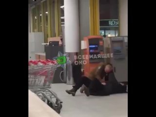 video в киевском супермаркете охранник попросил женщину надеть маску но говорить с ним она не захотела и просто решила sex