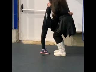 video растяжка фигуристки на тренирое sex