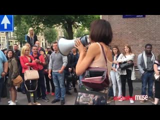 video даёт на улице всем потрогать пизду и сиськи порно sex