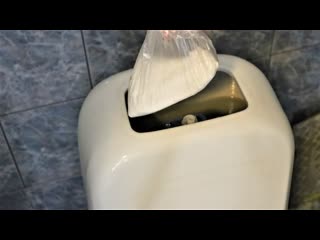 video подсмотрела на отдыхе как хозяйка гостевого дома засыпает порошок в пакет и опускаю его в бачок унитаза тоже стала sex
