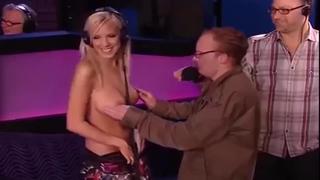 video bibi jones даёт в прямом эфире трогать свою грудь ведущим howard stern show flash tits public give them to touch sex