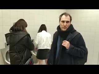video в мужском туалете женщина писает писсуар и все окружающие наблюдают за ней sex