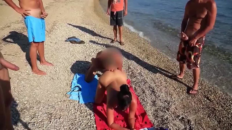 video зрелую шлюху ебут пятеро на пляже sex