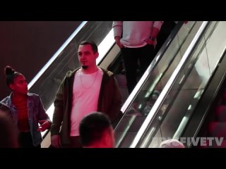 video трогает руки на эскалаторе пранк парней и девушек touching hands on escalator prank guy vs girl edition sex