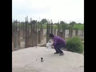 video на видео блогеры экспериментаторы решили посмотреть на то что будет если кинуть большущий кусок натрия в бутылку с sex
