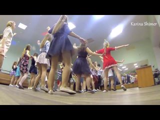 video девочки светят трусики под юбкой во время танца sex