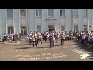 video девочки светят трусики под юбкой во время танца sex