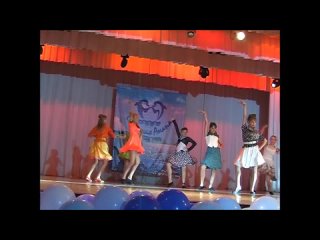 video девочки светят трусики под юбкой во время танца sex