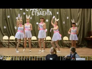 video девочки светят трусики под юбкой во время танца sex