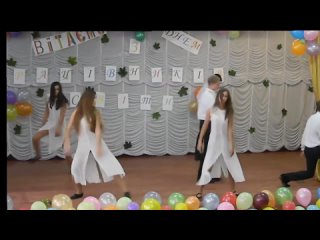 video девочки светят трусики под юбкой во время танца sex