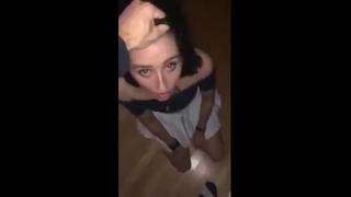 video бьет девушку по лицу и заставляет сосать член sex